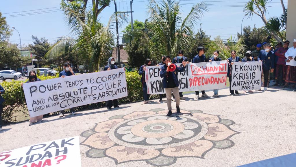 BEM Universitas Udayana memanfaatkan Moment Dies Natalis ke 61 Untuk Melakukan orasi !!