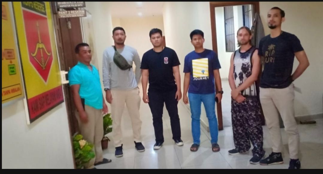 Polsek Kuta Selatan Menyerahkan WNA Asal Rusia Untuk Dilakukan Deportasi Karena Diketahui Over Stay