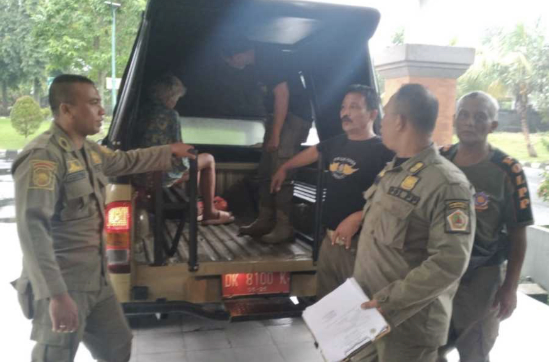 Wanita Rusia Mengamuk Saat Diminta Bayar Uang Sewa Villa Wanita Rusia Mengamuk Saat Diminta Bayar Uang Sewa Villa