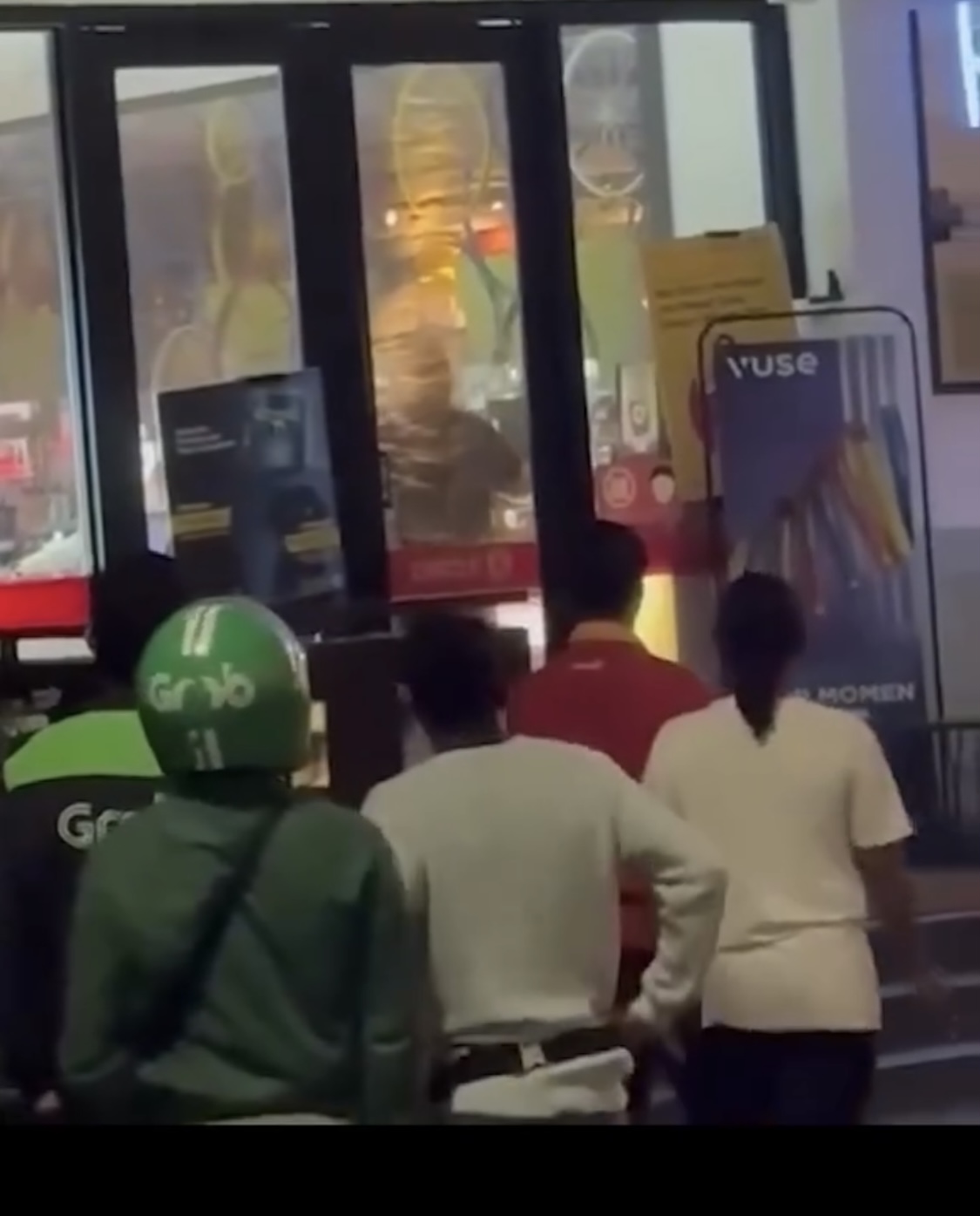 Seorang Warga Megara Asing Ngamuk di Minimarket Kuta Utara