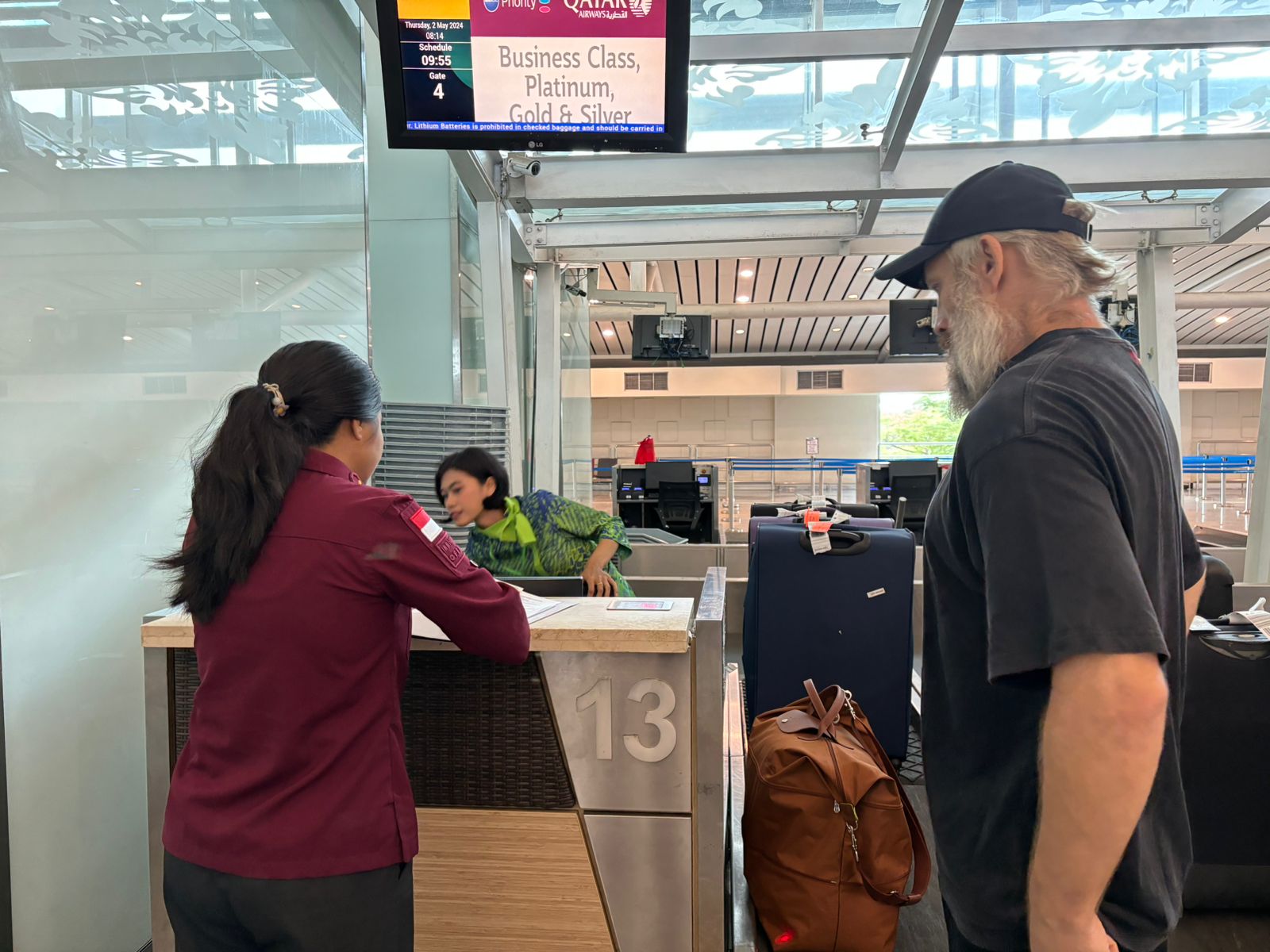 Warga Rusia Dideportasi Setelah Merusak Properti Milik Salah Satu Restaurant di Kuta