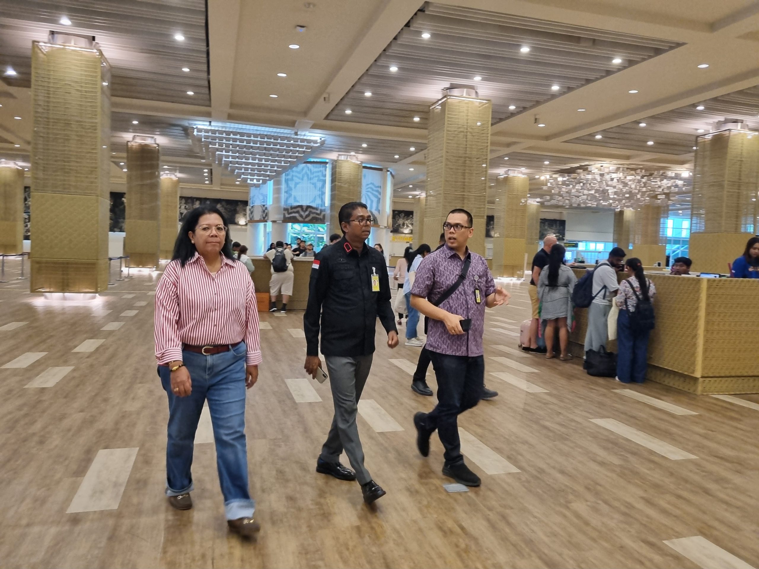Berangsur Pulih Pasca Gangguan Pusat Data Nasional, Kakanwil Kemenkumham Bali Tinjau Layanan Keimigrasian di Bandara Ngurah Rai