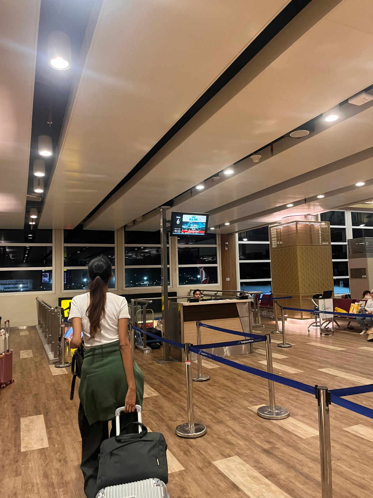 Enggan Bayar Di Sejumlah Restoran Hingga Penginapan, Gadis Kolombia Dideportasi