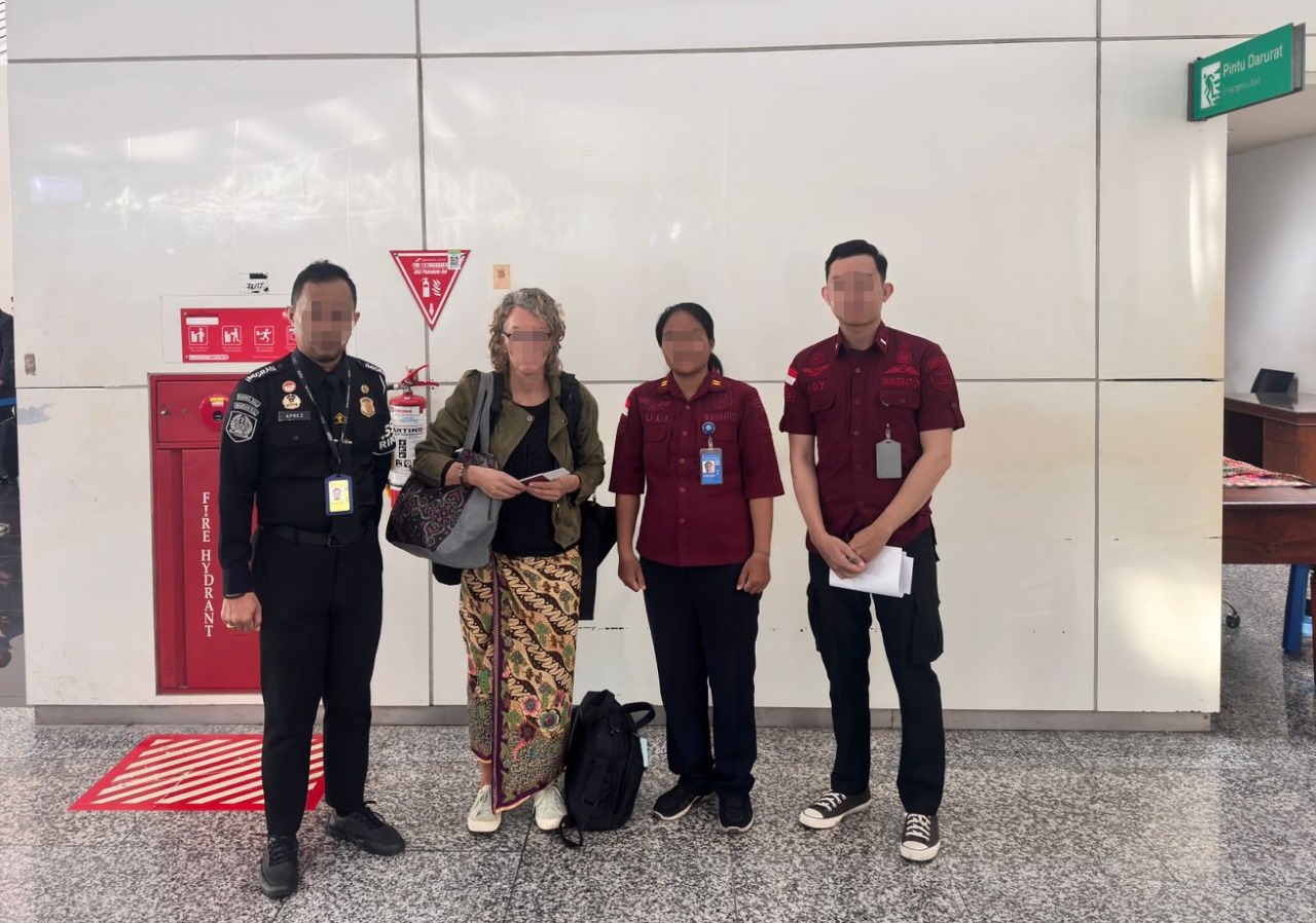 LANGGAR SEJUMLAH ATURAN KEIMIGRASIAN HINGGA DIUSIR DARI HOTEL LANTARAN TAK MAMPU BAYAR BIAYA PENGINAPAN, WANITA BELGIA DIPULANGKAN RUDENIM DENPASAR