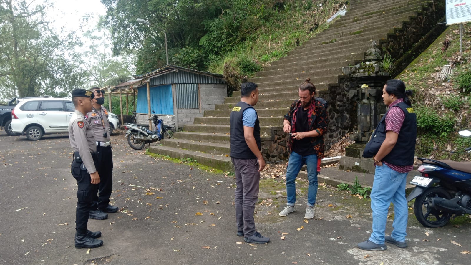 Imigrasi Singaraja Amankan WNA Jerman Nekat Mendaki Gunung Agung Tanpa Pemandu