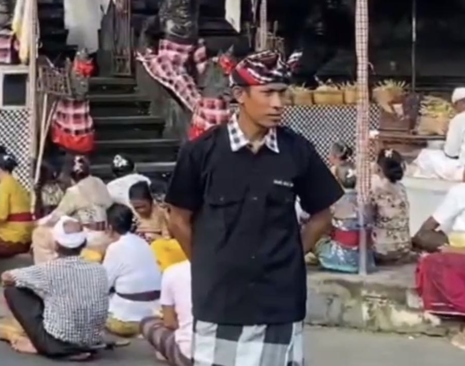 Perwira Satuan Intelkam Polres Karang Asem Polda Bali Mengabdi sebagai Pecalang di Desa Gagelang, Wujud Sinergi Polisi dan Adat