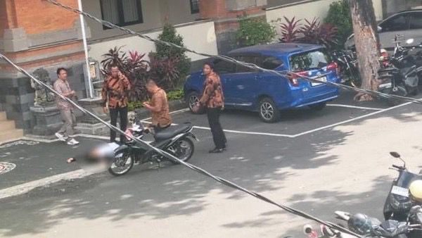 MAHASISWA TERJATUH DARI LANTAI 4 GEDUNG FISIP UNUD, DIDUGA PANIK SEBELUM KEJADIAN