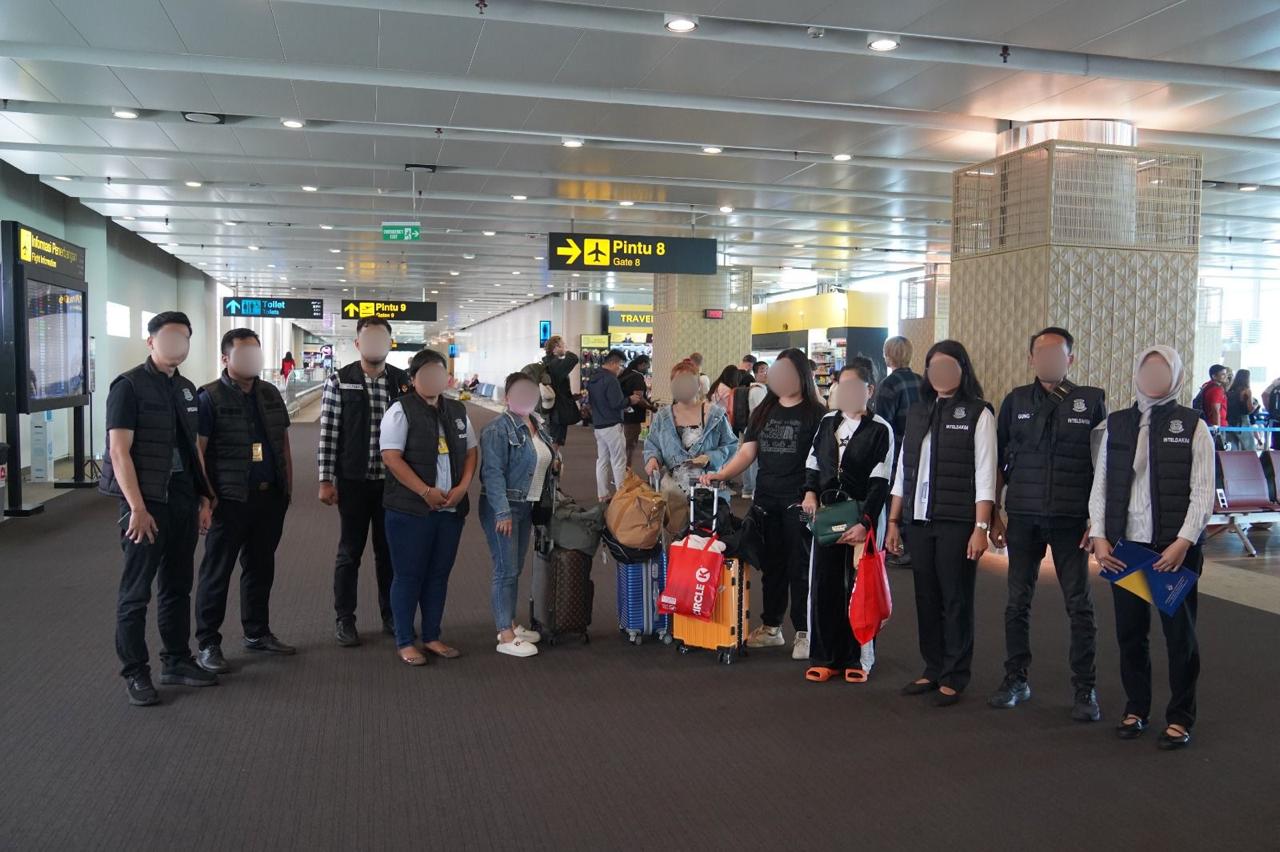 Empat WNA Vietnam Dideportasi Usai Ketahuan Bekerja Ilegal di Kuta Empat WNA Vietnam Dideportasi Usai Ketahuan Bekerja Ilegal di Kuta