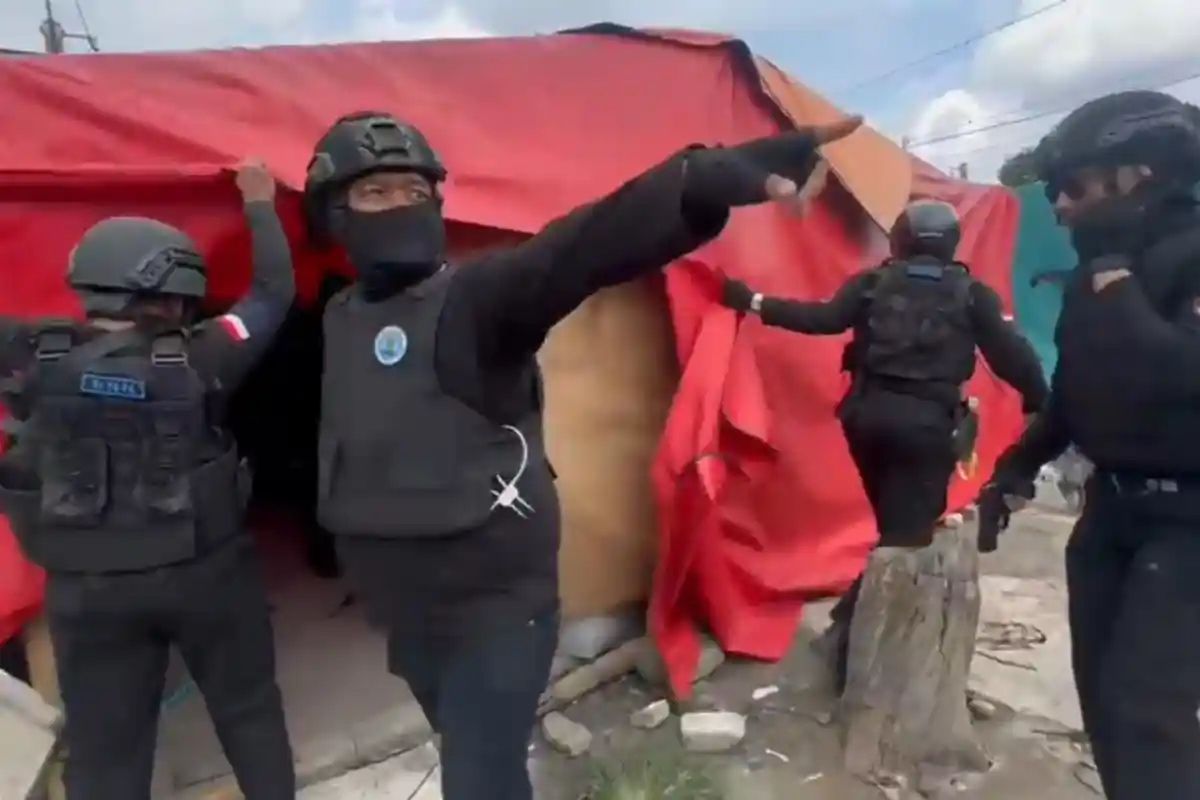 BNN dan Bareskrim Gerebek Sarang Narkoba di Kampung Bahari, 18 Orang Diamankan