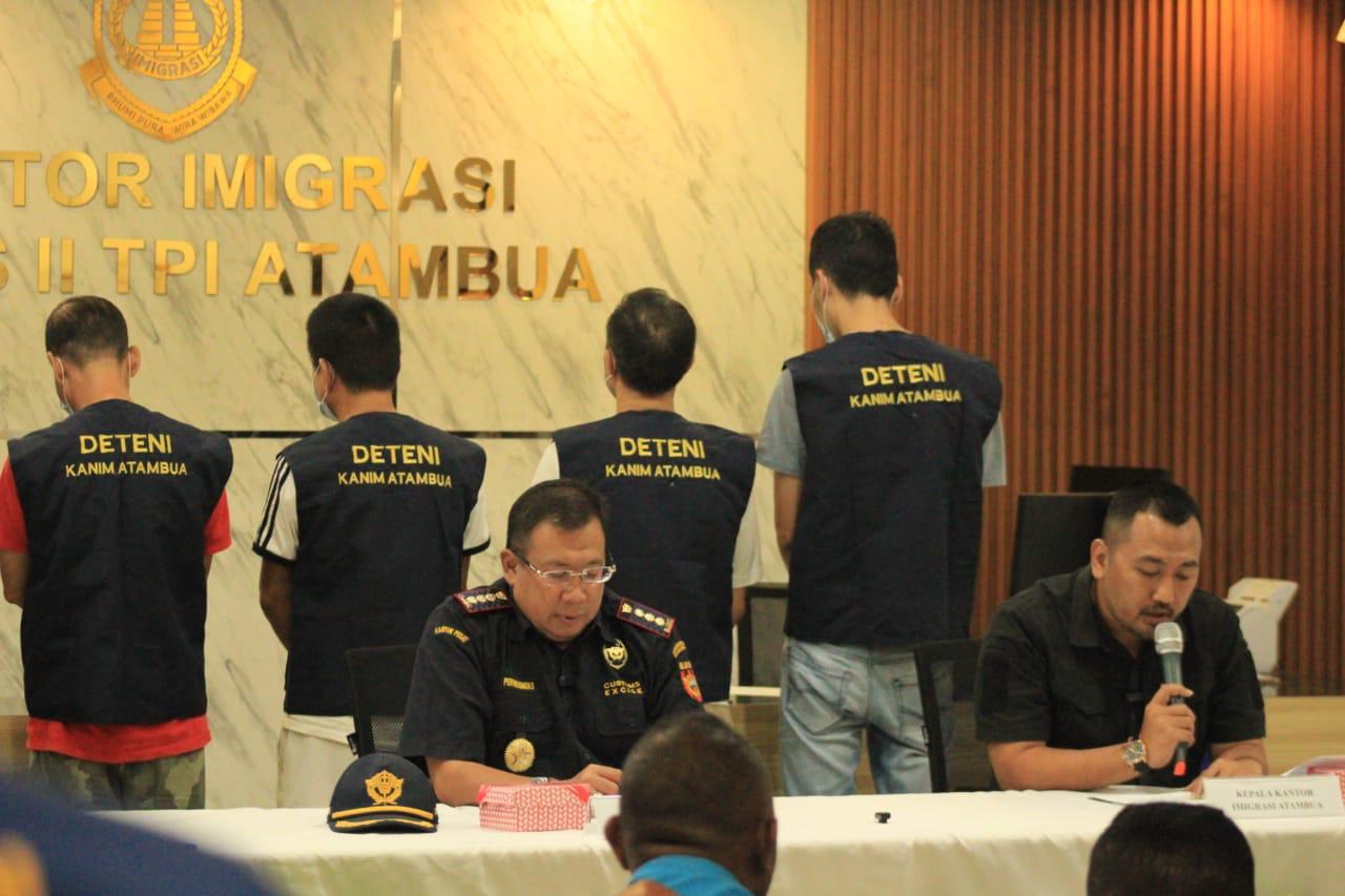 KANIM ATAMBUA RAIH PENGHARGAAN BHAKTI CHANDRA PRATAMA ATAS SINERGI UNGGUL GAGALKAN PENYELUNDUPAN