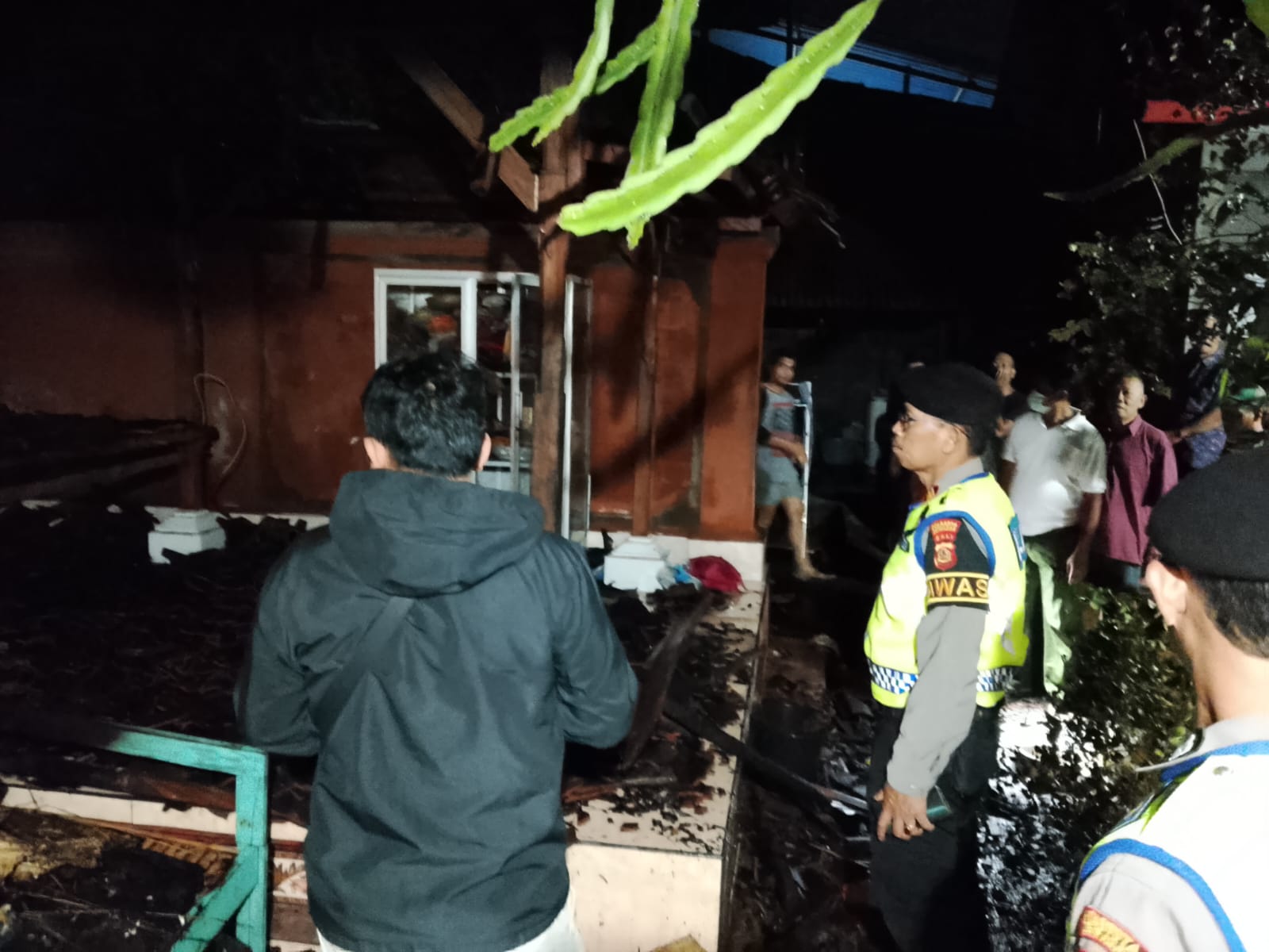 Bale Dangin di Penatih Terbakar Usai Upacara Otonan, Satu Orang Alami Luka Bakar Bale Dangin di Penatih Terbakar Usai Upacara Otonan, Satu Orang Alami Luka Bakar
