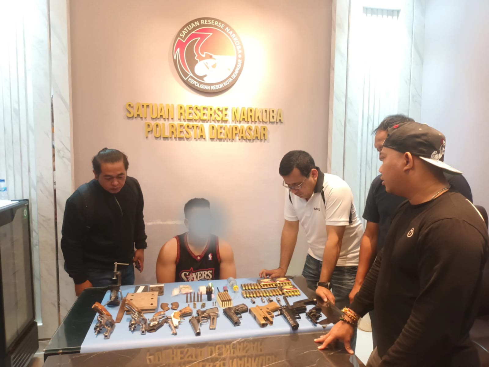 Polresta Denpasar Ungkap Kasus Narkoba, Temukan Senpi dan Airsoft Gun Saat Pengerebekan Polresta Denpasar Ungkap Kasus Narkoba, Temukan Senpi dan Airsoft Gun Saat Pengerebekan