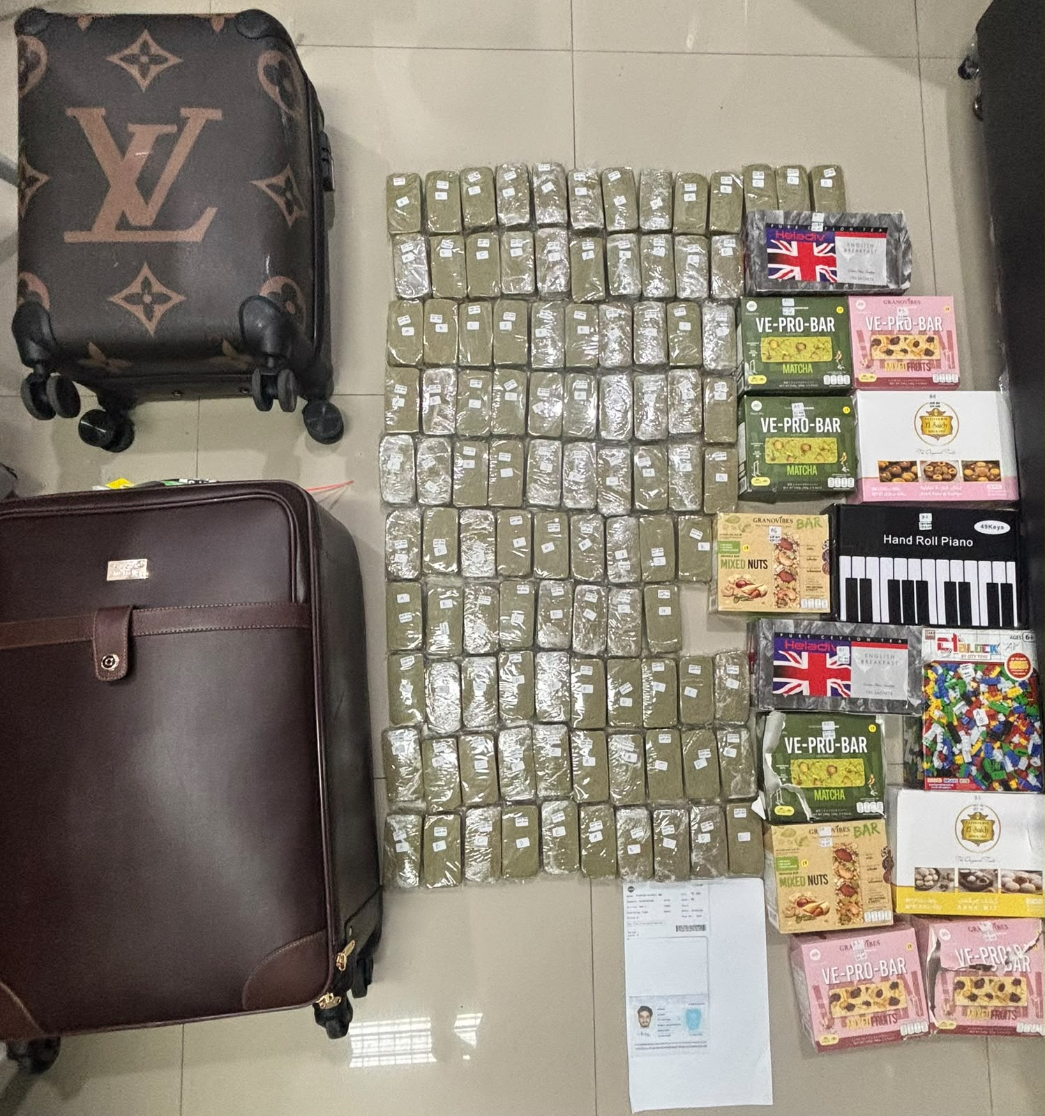 WNA Asal India Ditangkap di Bandara Ngurah Rai, Diduga Selundupkan 10 Kilogram Ganja dari Thailand WNA Asal India Ditangkap di Bandara Ngurah Rai, Diduga Selundupkan 10 Kilogram Ganja dari Thailand