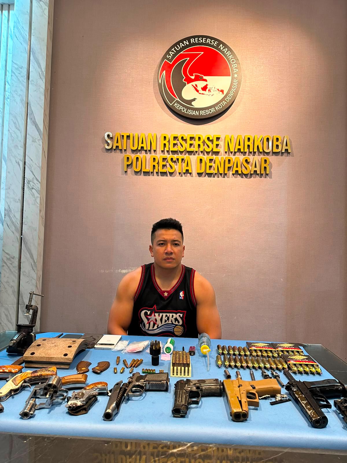 WNA Australia dan Pelatih MMA Diamankan Polisi, Diduga Konsumsi XTC, Sejumlah Senjata Rakitan Disita WNA Australia dan Pelatih MMA Diamankan Polisi, Diduga Konsumsi XTC, Sejumlah Senjata Rakitan Disita